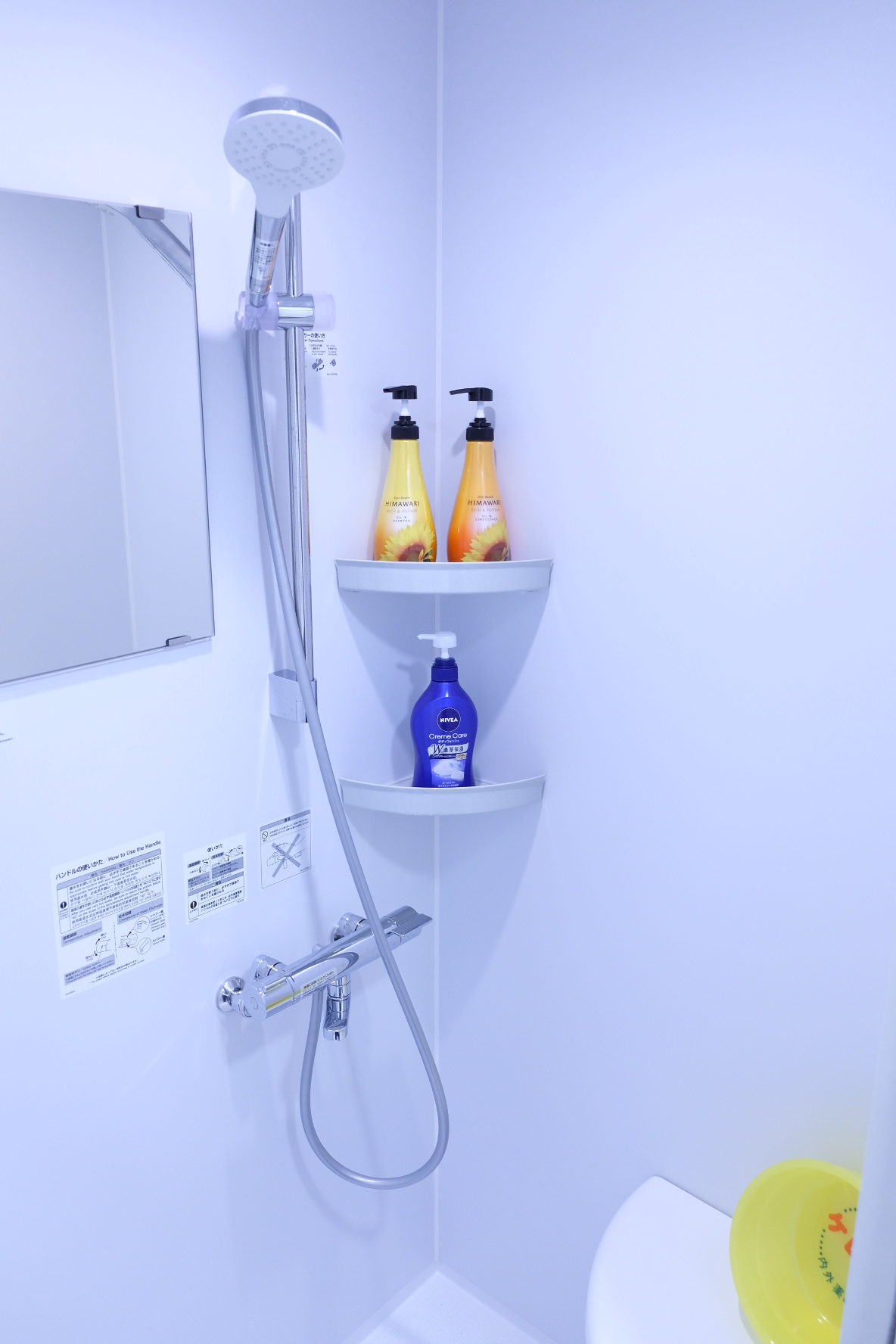 シャンプーなどを備えたシャワー室
