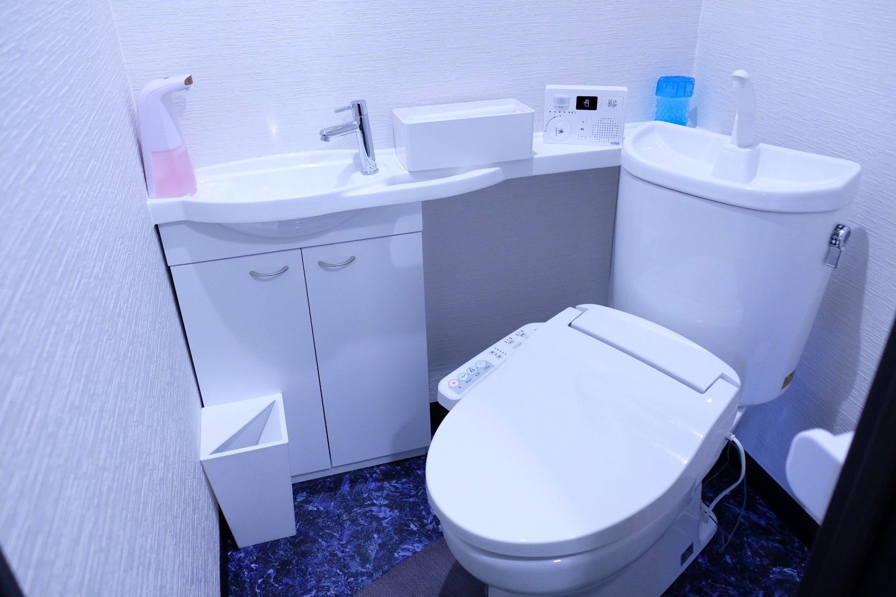 温水洗浄便座を備えたトイレ